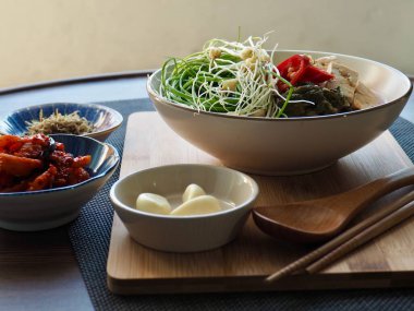 Geleneksel Kore yemekleri yabani soya fasulyesi çorbası.