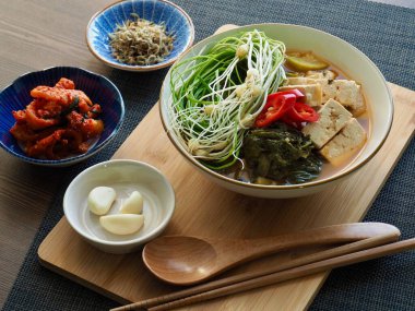 Geleneksel Kore yemekleri yabani soya fasulyesi çorbası.