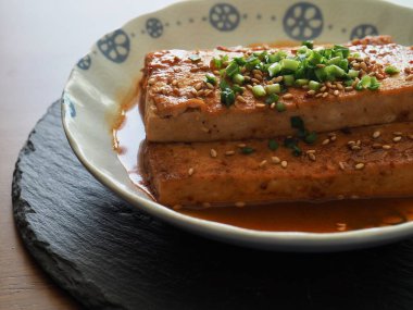 Soya sosunda haşlanmış Asya yemeği, soya peyniri.