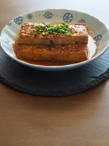 亚洲菜豆腐用酱油煮 豆腐煮 — 图库照片