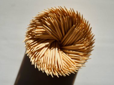 Kürdan arka planı tahtadan yapılmış