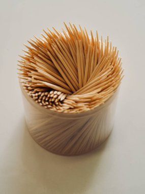 Kürdan arka planı tahtadan yapılmış