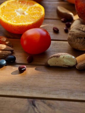 Taze organik sebze, meyve ve fındık.