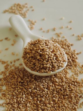 Seramik kasede susam tohumları