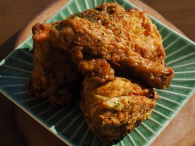 Porselen kasede kızarmış tavuk.