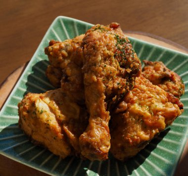 Porselen kasede kızarmış tavuk.