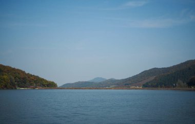 Kore gölü ve dağ manzarası