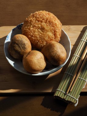 Asya yemekleri glutinous pirinç çörekleri ve kızarmış kroket, pişirme