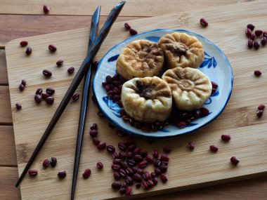 Kore yemeği kasımpatı şeklinde kırmızı fasulye ekmeği.