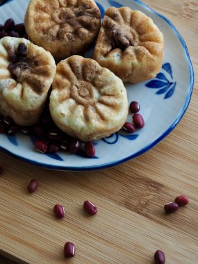 Kore yemeği kasımpatı şeklinde kırmızı fasulye ekmeği.