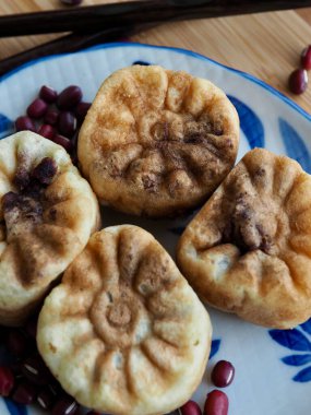 Kore yemeği kasımpatı şeklinde kırmızı fasulye ekmeği.