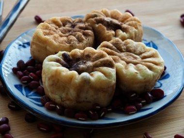 Kore yemeği kasımpatı şeklinde kırmızı fasulye ekmeği.