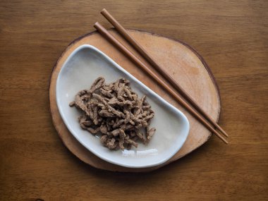 Kore yemeği, kızarmış biftek, meze.