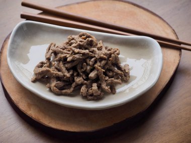 Kore yemeği, kızarmış biftek, meze.