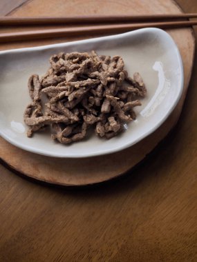 Kore yemeği, kızarmış biftek, meze.