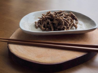 Kore yemeği, kızarmış biftek, meze.