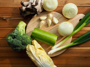 Taze organik sebzeler, mantar, kabak, sarımsak, yeşil soğan.