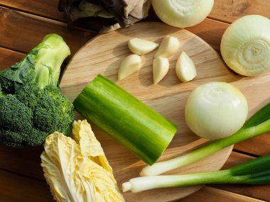 Taze organik sebzeler, mantar, kabak, sarımsak, yeşil soğan.