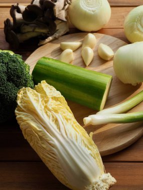 Taze organik sebzeler, mantar, kabak, sarımsak, yeşil soğan.