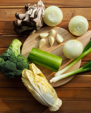 Taze organik sebzeler, mantar, kabak, sarımsak, yeşil soğan.