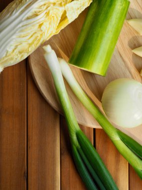 Taze organik sebzeler, mantar, kabak, sarımsak, yeşil soğan.