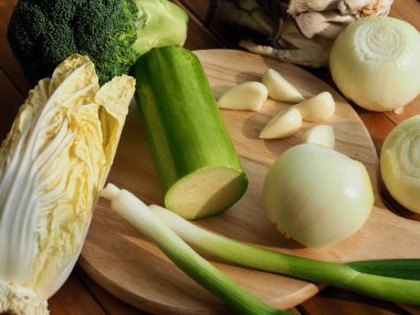 Taze organik sebzeler, mantar, kabak, sarımsak, yeşil soğan.