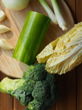 Taze organik sebzeler, mantar, kabak, sarımsak, yeşil soğan.