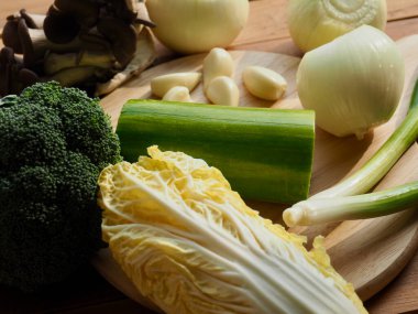 Taze organik sebzeler, mantar, kabak, sarımsak, yeşil soğan.