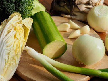 Taze organik sebzeler, mantar, kabak, sarımsak, yeşil soğan.