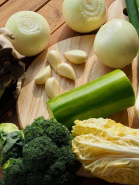 Taze organik sebzeler, mantar, kabak, sarımsak, yeşil soğan.