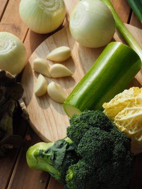 Taze organik sebzeler, mantar, kabak, sarımsak, yeşil soğan.