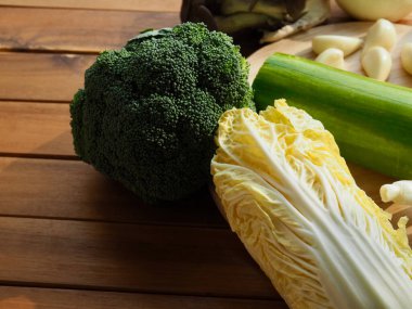 Taze organik sebzeler, mantar, kabak, sarımsak, yeşil soğan.