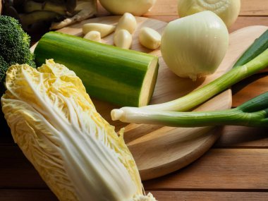 Taze organik sebzeler, mantar, kabak, sarımsak, yeşil soğan.