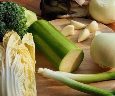 Taze organik sebzeler, mantar, kabak, sarımsak, yeşil soğan.