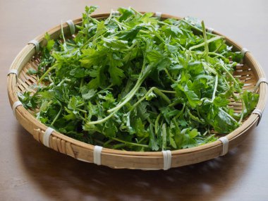 Yeşil yapraklı sebzeler, mugwort, yemek malzemeleri.