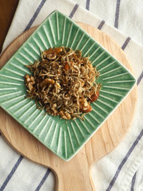 Kore yemeği kızartılmış ançüezli cevizli badem.