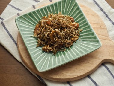 Kore yemeği kızartılmış ançüezli cevizli badem.