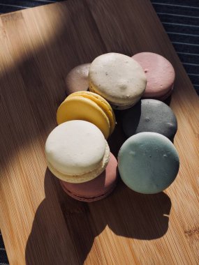 Farklı renklerde renkli badem kurabiyeleri, tatlı yemekler.