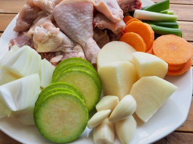 Çiğ tavuk ve sebze, patates, havuç, soğan, Kore yemeği tavuk kızartma malzemeleri.