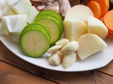 Çiğ tavuk ve sebze, patates, havuç, soğan, Kore yemeği tavuk kızartma malzemeleri.