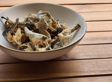 Asya yemekleri kızarmış balık derisi.