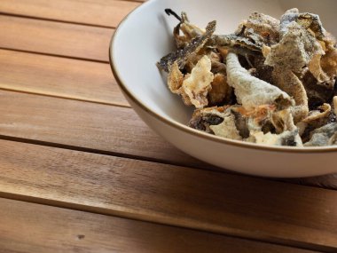 Asya yemekleri kızarmış balık derisi.