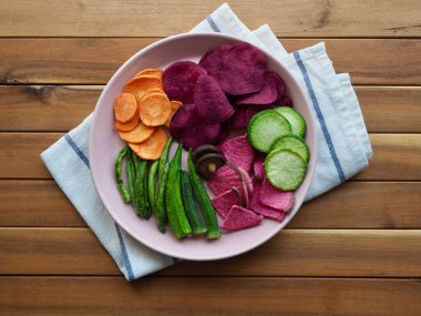 Çeşitli sebze tatlısı, havuç, mantar, tatlı patates.