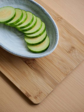 Taze sebzeler, taze kabak dilimleme, pişirmeye hazır