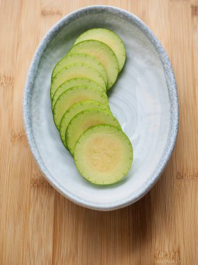 Taze sebzeler, taze kabak dilimleme, pişirmeye hazır