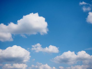 Mavi gökyüzü ve beyaz bulutlar