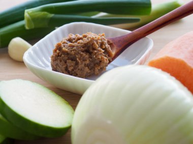 Geleneksel Kore yemeği soya fasulyesi ve sebze, miso.
