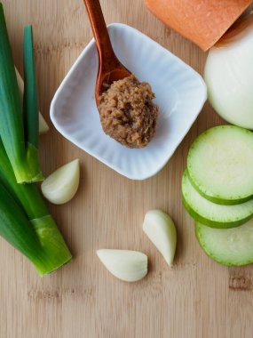 Geleneksel Kore yemeği soya fasulyesi ve sebze, miso.