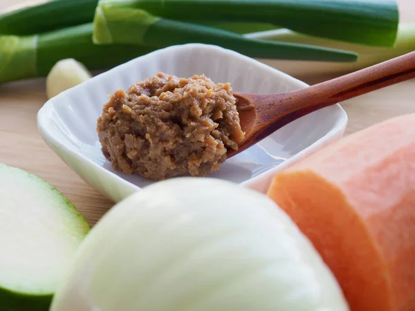 Geleneksel Kore yemeği soya fasulyesi ve sebze, miso.