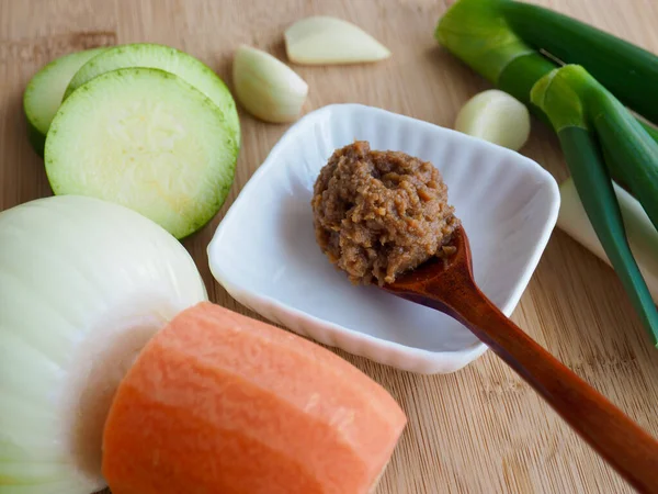 Geleneksel Kore yemeği soya fasulyesi ve sebze, miso.